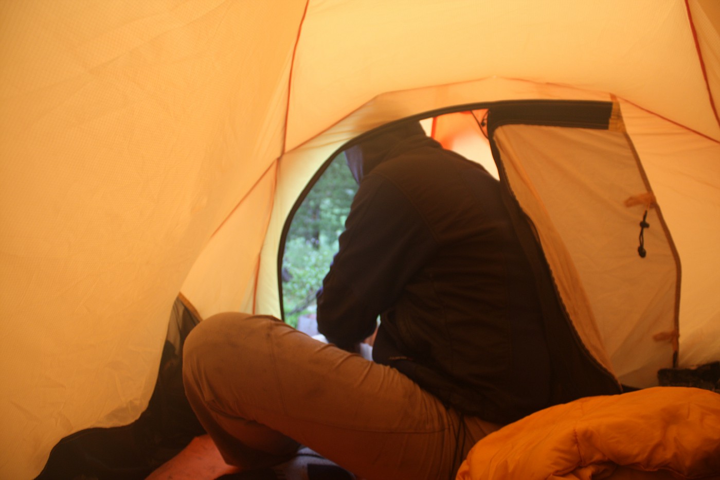 Голая в палатке не теряет времени даром 