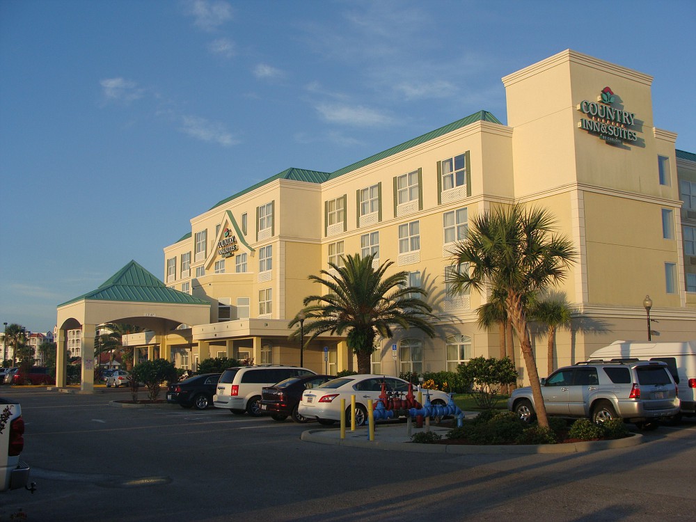 Country inn and suites friends and family code Many of the hotel chains are offering discounts for friends & family members of their associates. Carlson hotels is no different on this. Note that I would use this rate plan only if I knew someone working for Carlson hotels as the name of the employee friend may be requested prior or during your stay.