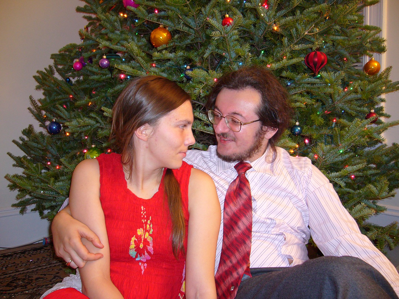 Ilvyanyatka i Syarzhuk пад елкай / Ilvyanyatka and Syarzhuk under the New Year tree