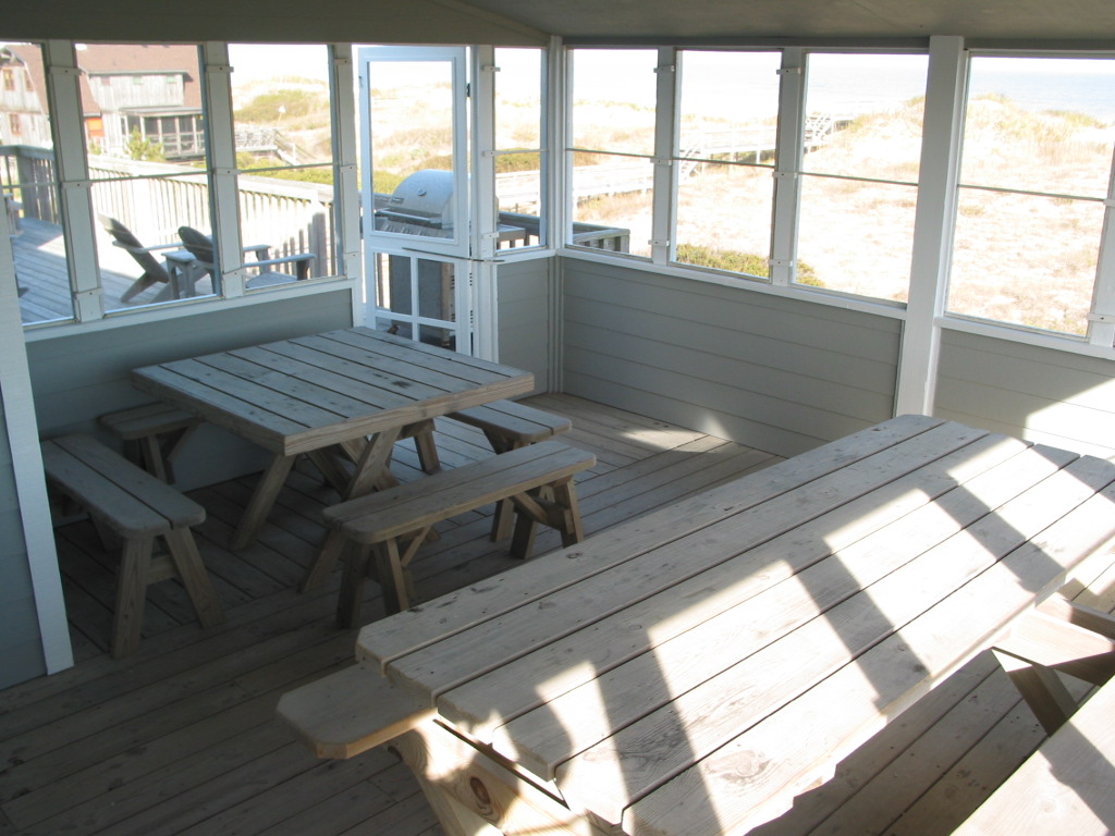 Lots of seating room in screened in porch