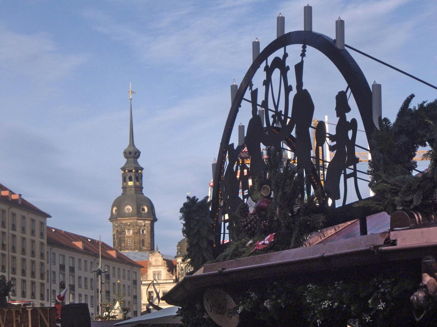 Weihnachtsmarkt am Schloss mit Blick Richtung Hofkirche
