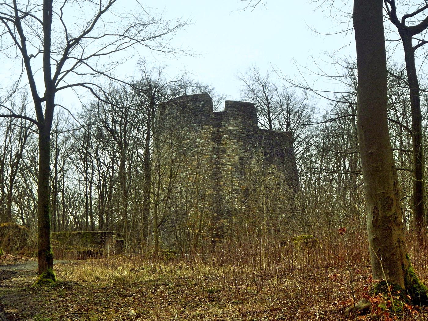 Turm "Bergfried" der Ruine Iburg