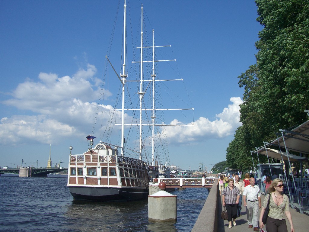 Segelschiff auf der Neva