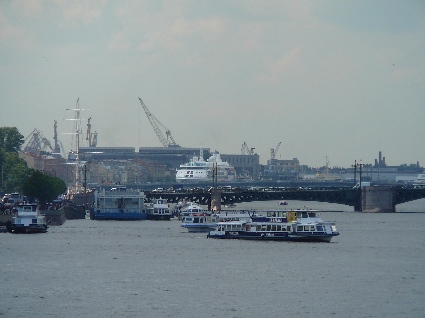 Neva mit Schlossbrücke