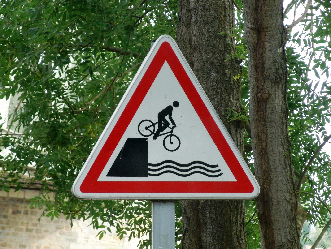 Achtung: Der Sprung ins Wasser ist nur radfahrend gestattet!