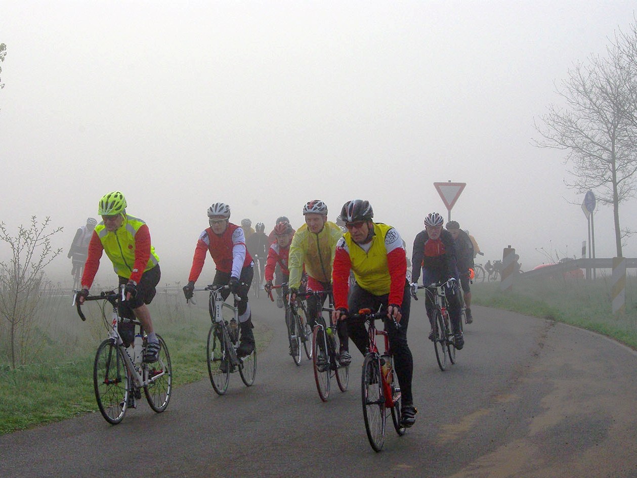 Peloton im Nebel