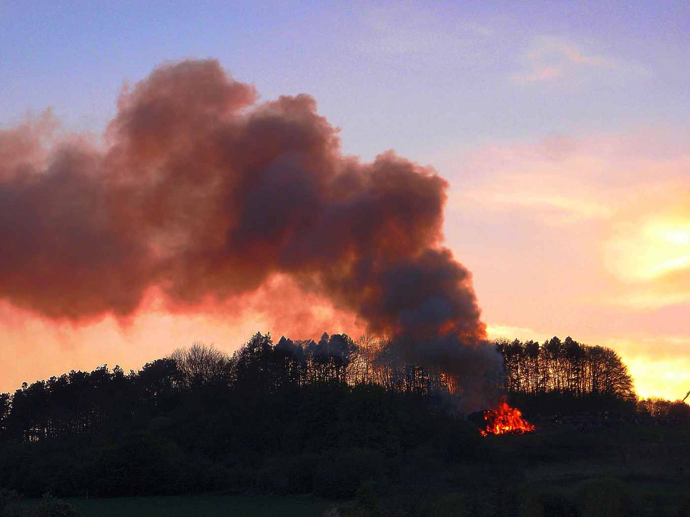 Das Osterfeuer brennt