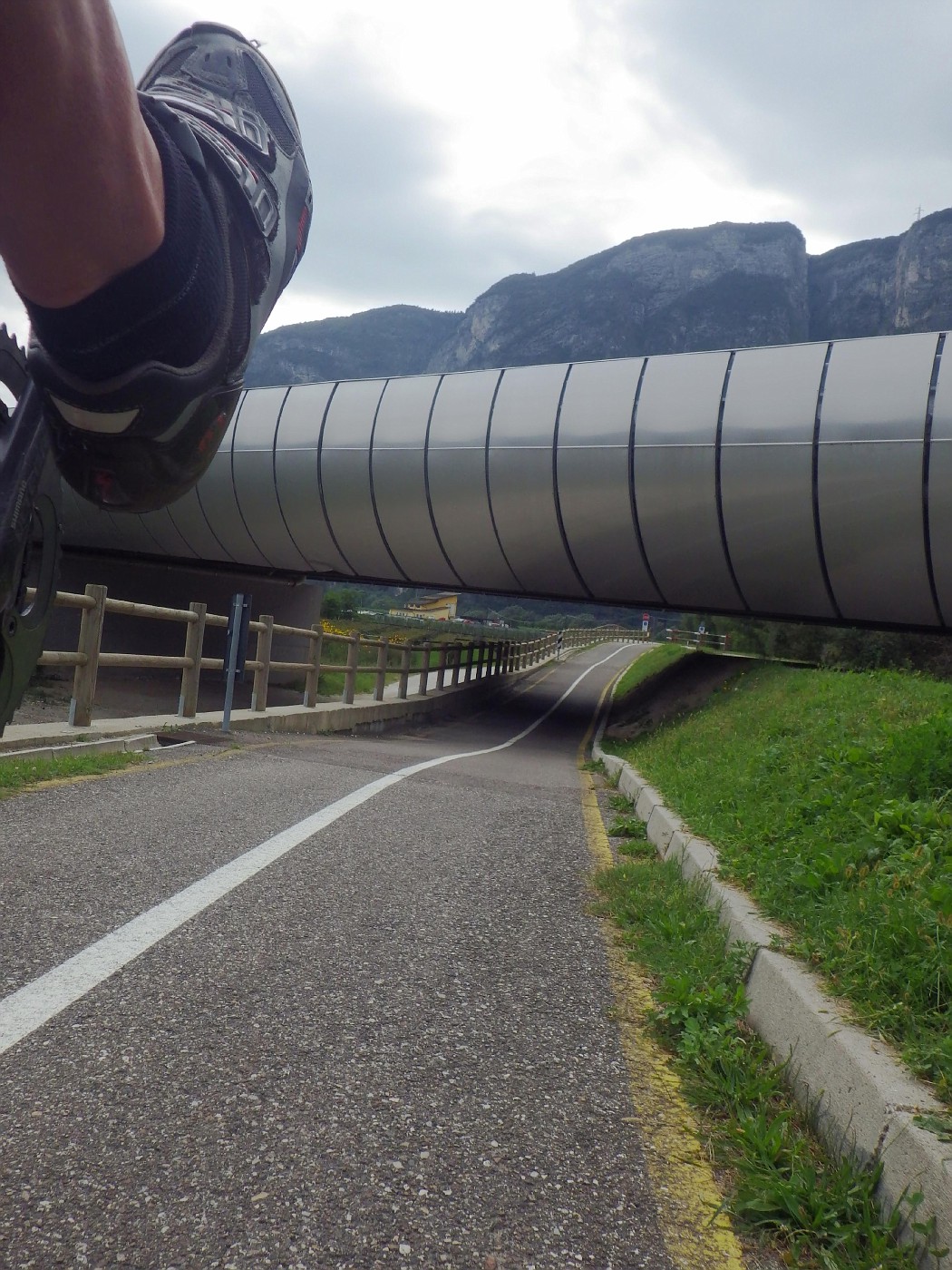 Cycle track under highway A22