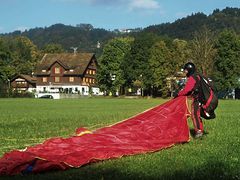 Gelandeter Gleitschirmflieger