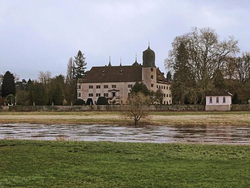 Blick vom Weser-Radweg auf das Wasserschloss Hehlen