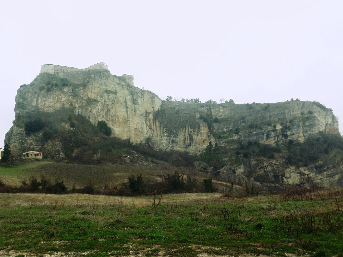 Rocce con il Forte San Leo