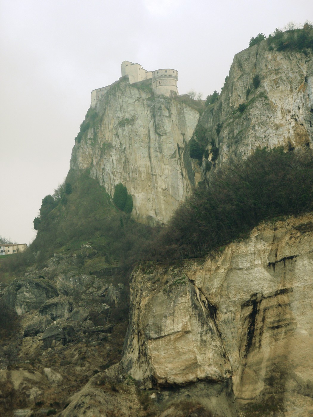 Rocce con il Forte San Leo