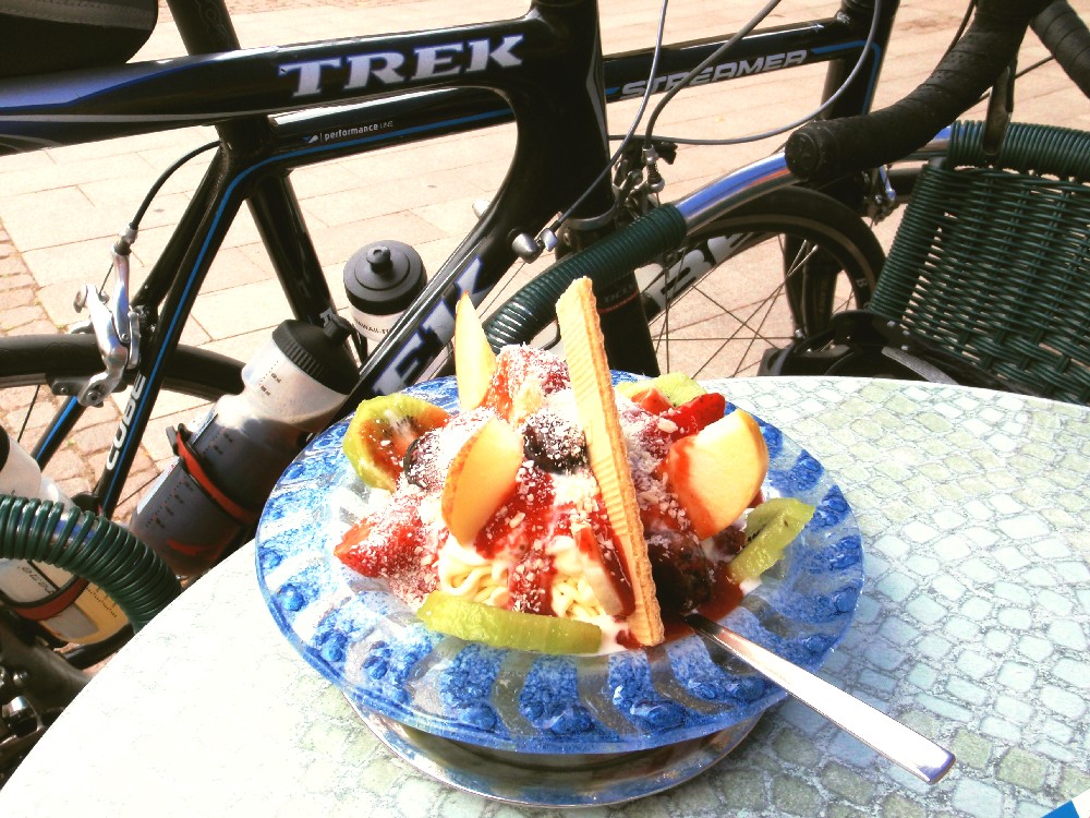 Spaghetti-Eiscreme mit Früchten