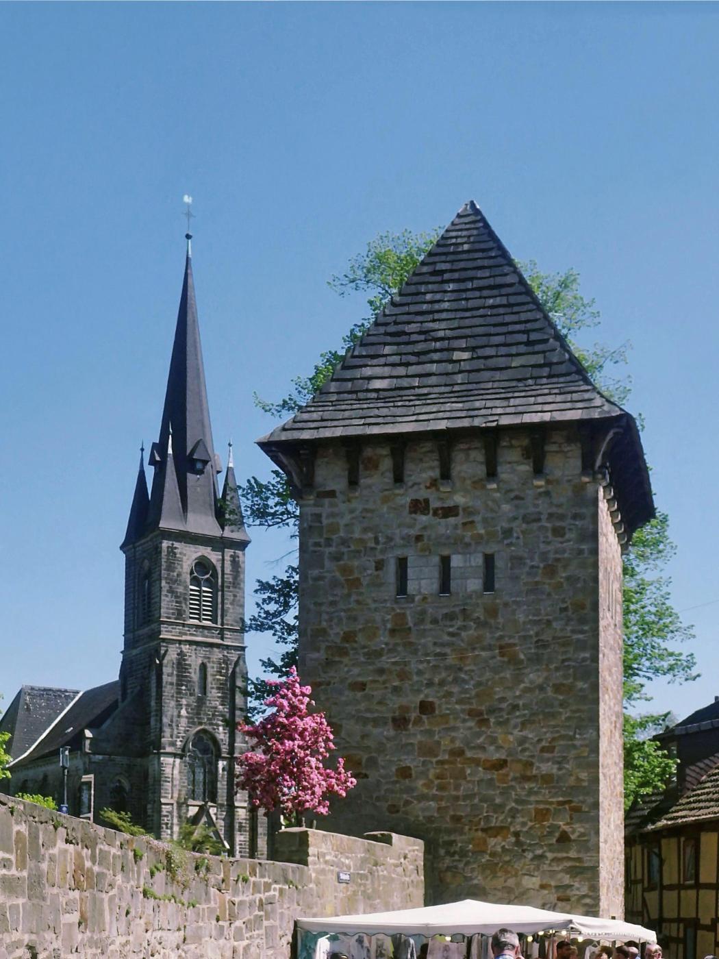 Wehrturm und St. Sturmius-Kirche