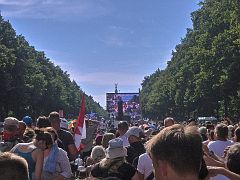 Mehrere Videowände auf der Straße des 17. Juni zeigen Redner auf der Veranstaltungsbühne