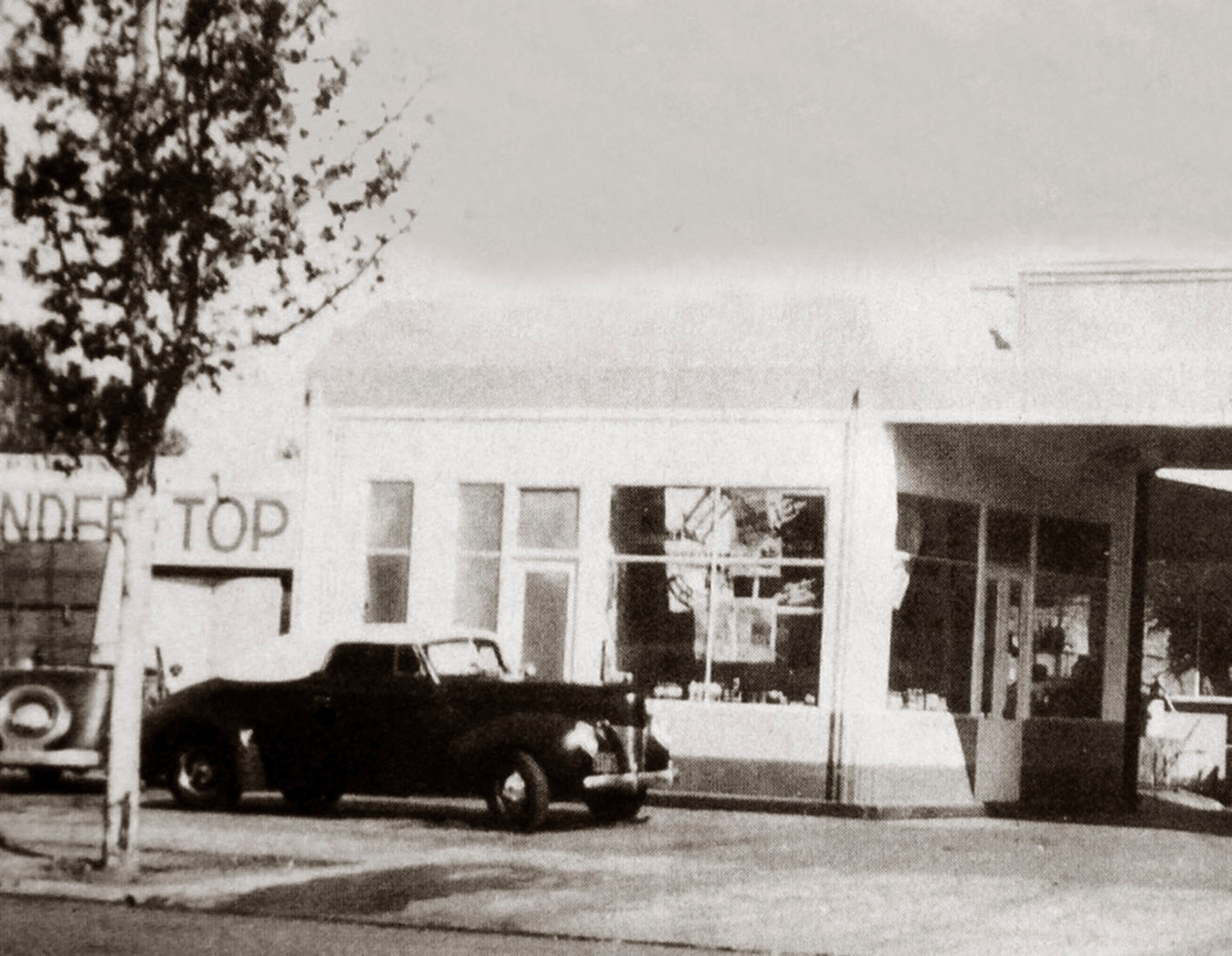 Photo GeneGarrett1940FordRichfieldStation.jpg Gene Garrett 1940 Ford