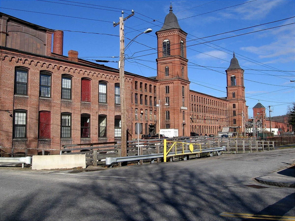 Photo N GROSVENORDALE FORMER MASONVILLE CO MILL 01.jpg THOMPSON