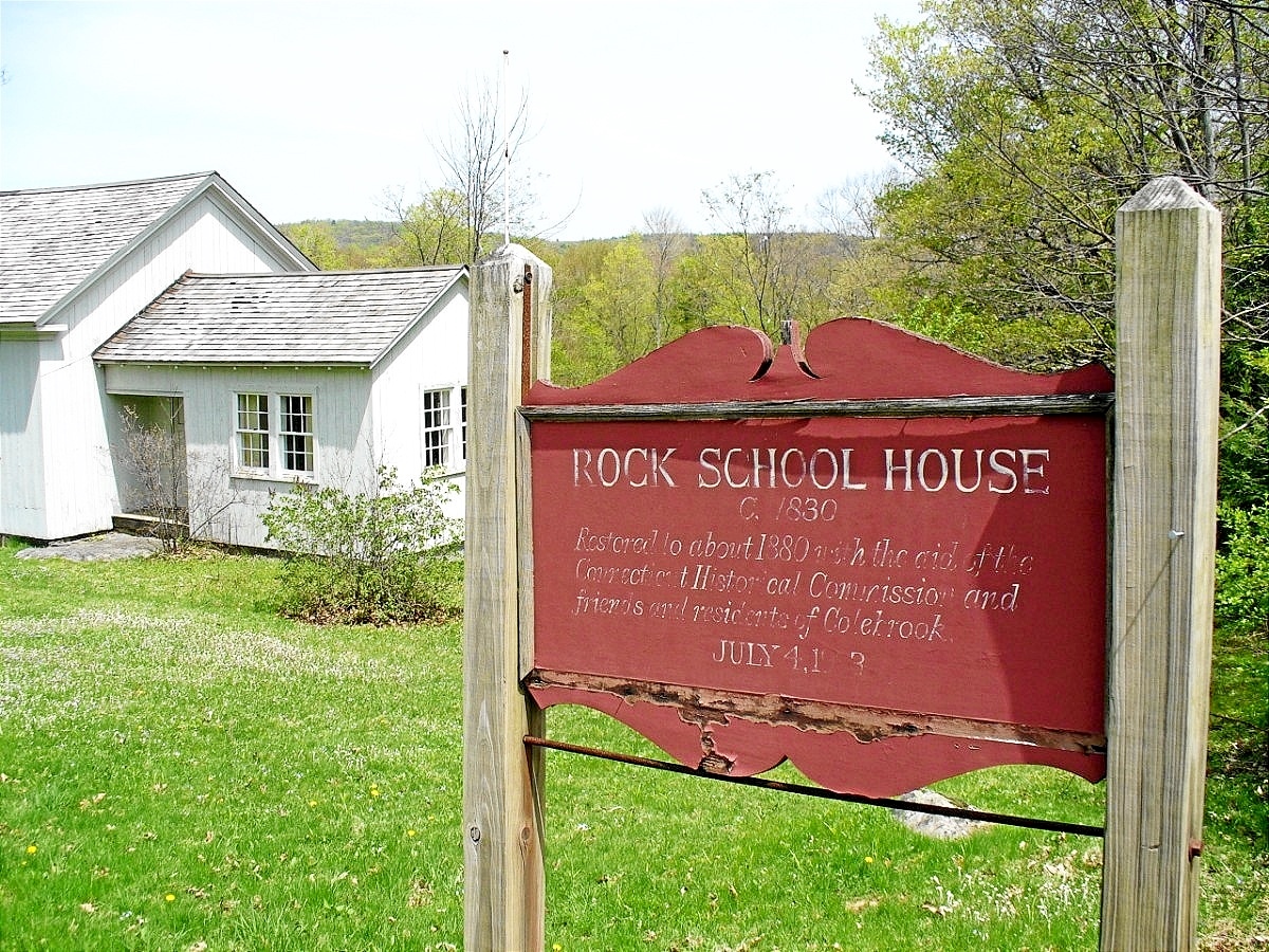 Photo NORTH COLEBROOK ROCK SCHOOL HOUSE 1830 01 COLEBROOK