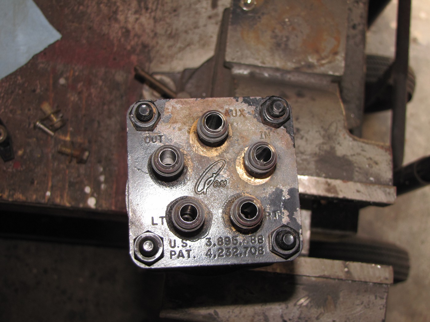 Photo 5 port hydraulic steering shaft and valve off a John Deere 430