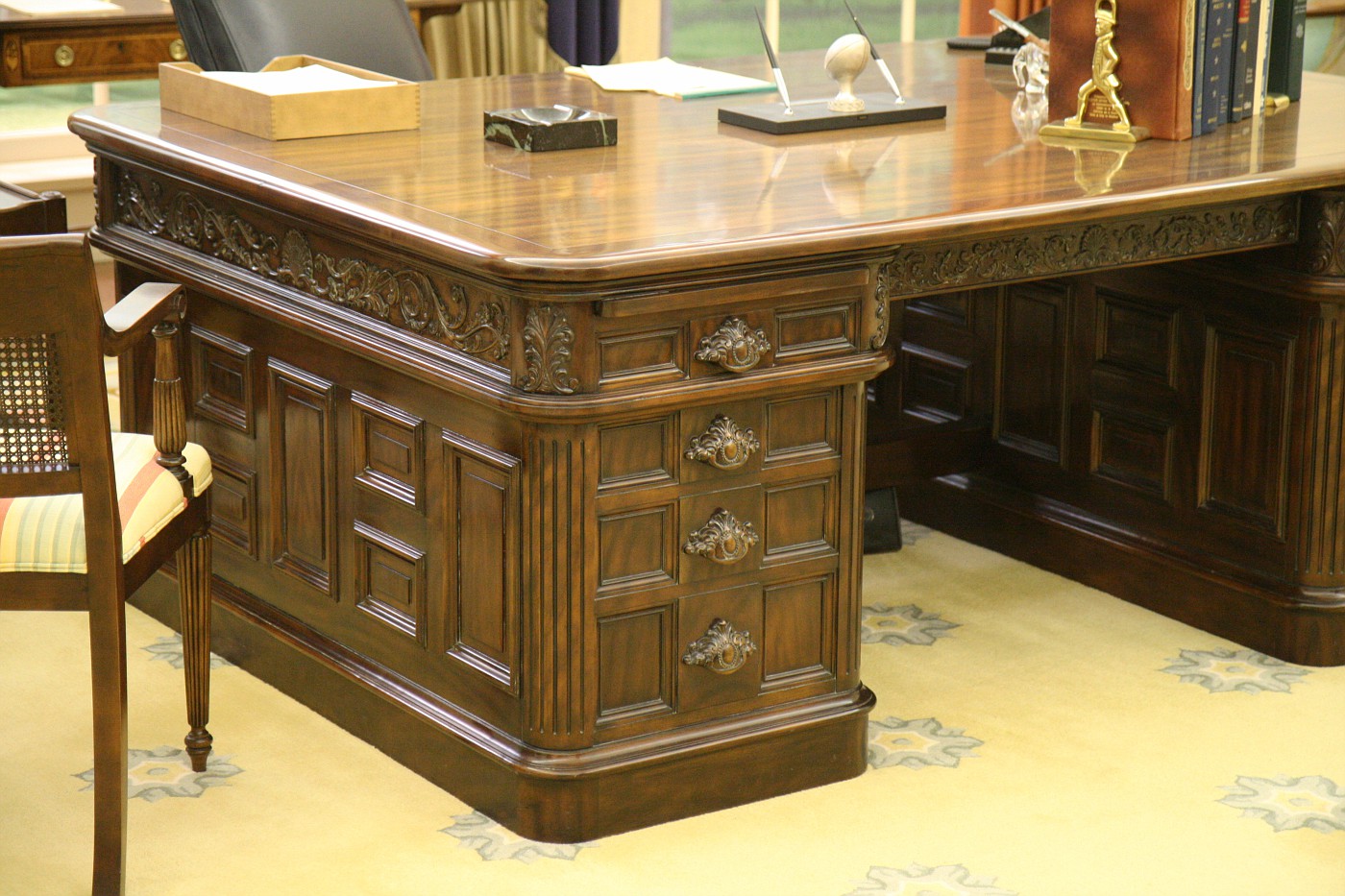 Photo Oval Office Replica Desk Ford Museum And White House