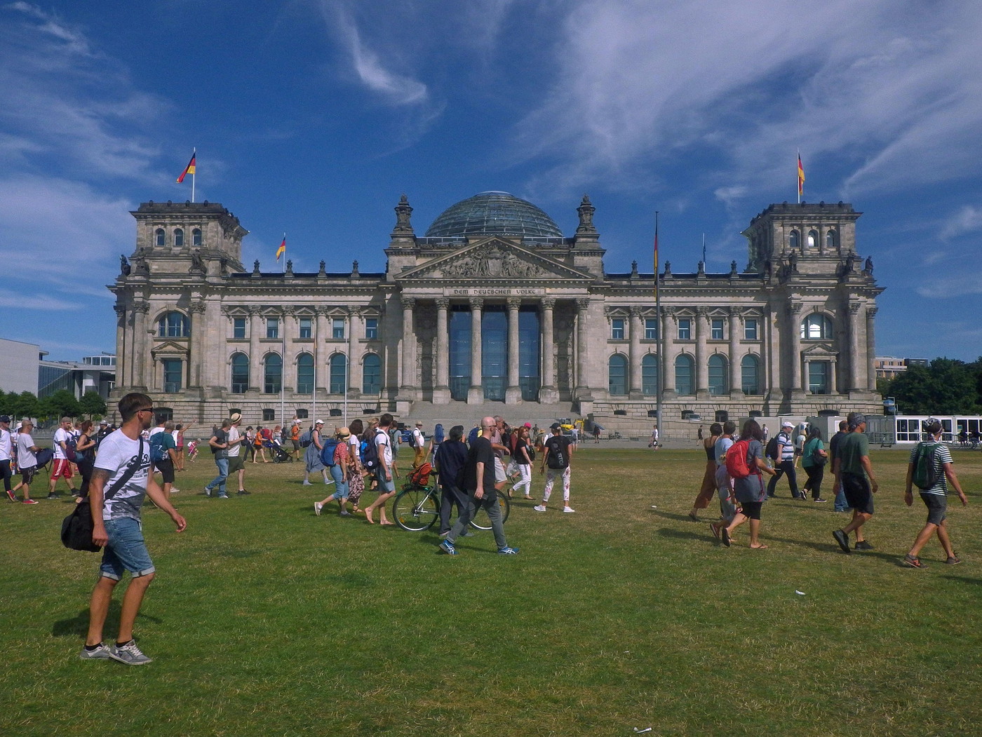 Versprengte Teilnehmer des Demo-Zuges vor dem Bundestagsgebäude