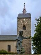 Kirche und Brunnen in Bösingfeld