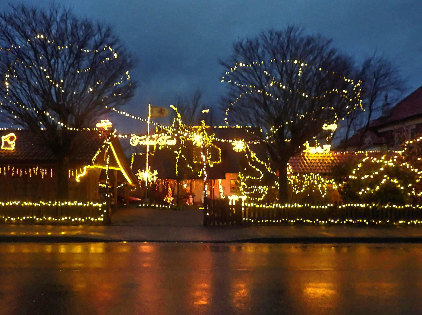 Lichterketten im Regen