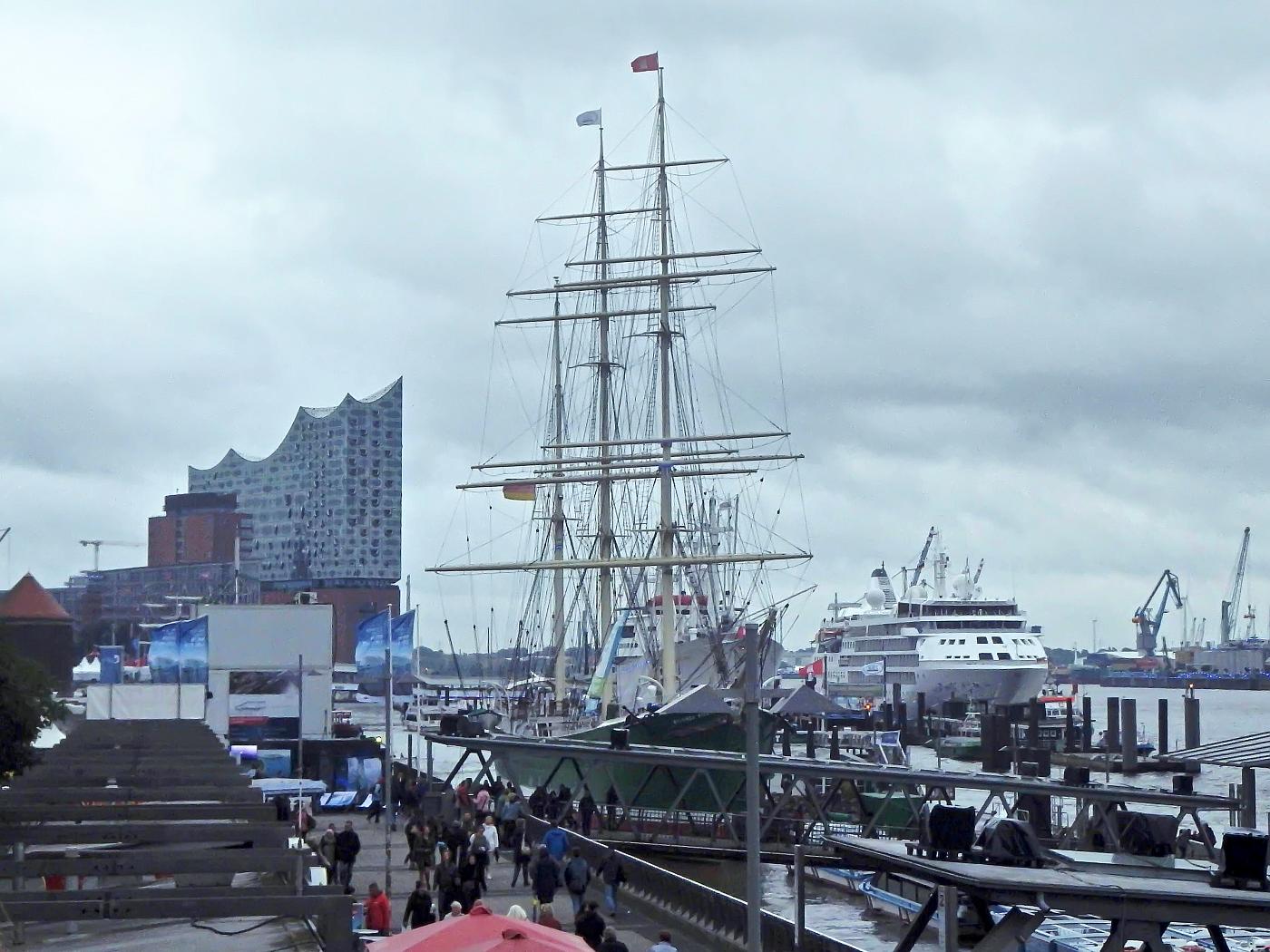 Museumssegler Rickmer Rickmers und Elbphilharmonie