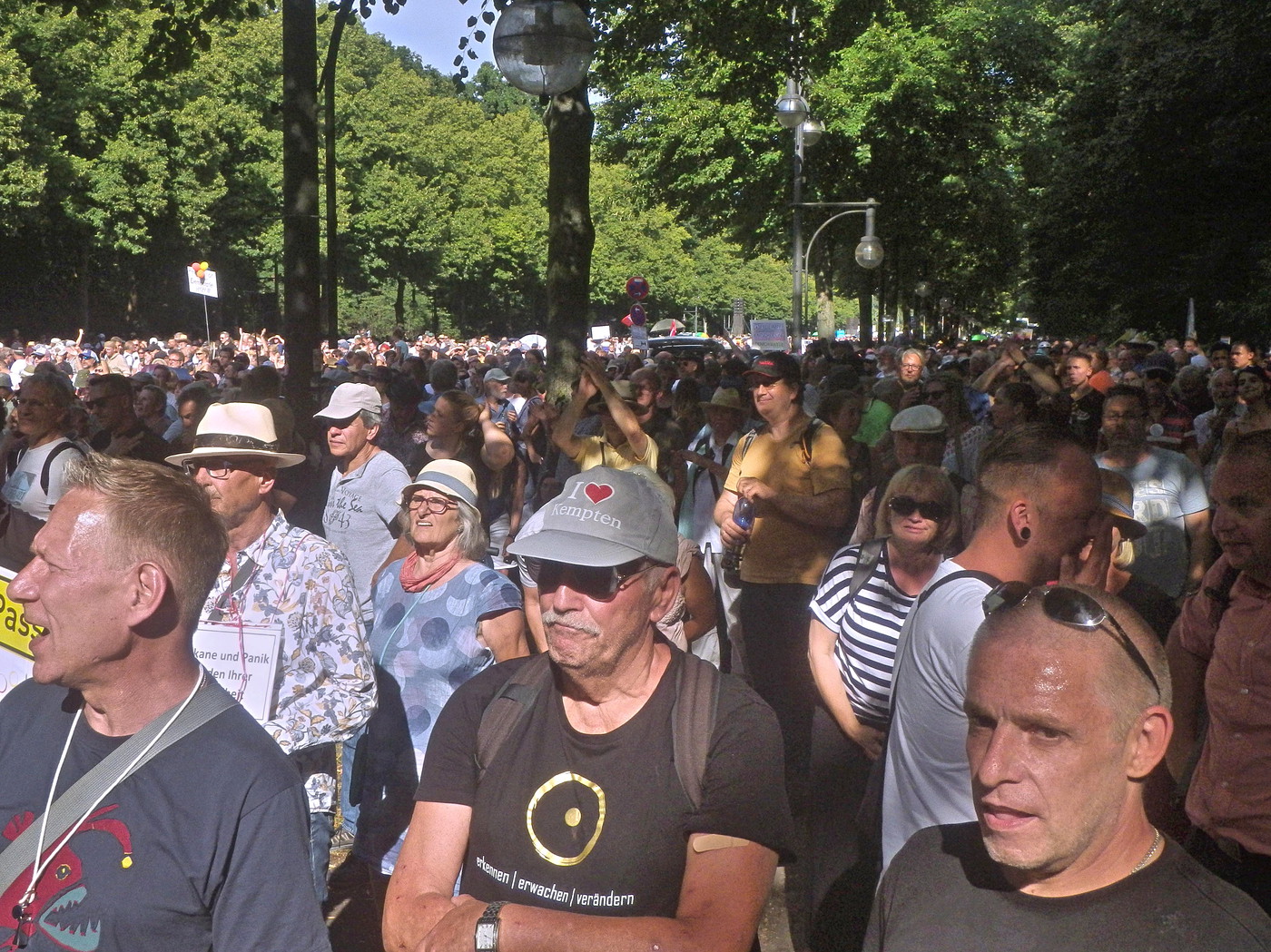 Die gesamte Straße des 17. Juni vom Brandenburger Tor bis zur Siegessäule ist nun gefüllt.