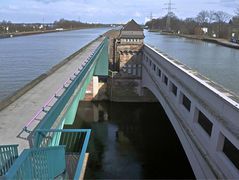 Blick zwischen den Kanalbrücken auf die kreuzende Weser