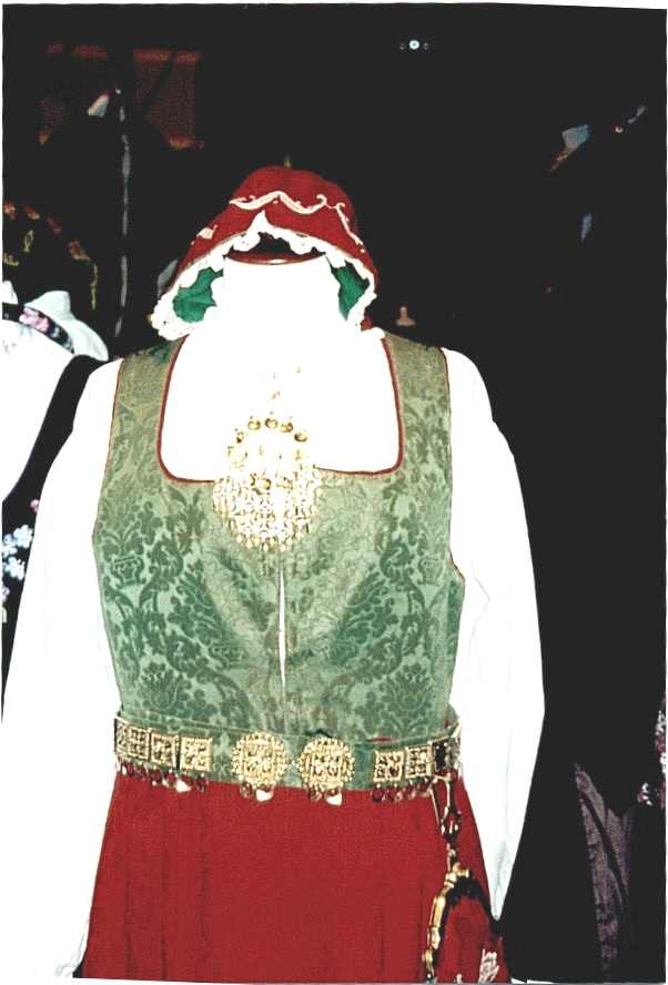 Akershus Follo, green bodice and red skirt, no apron