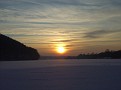 Sonnenuntergang über dem gefrorenen See