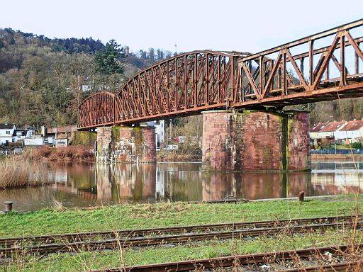 Stillgelegte Eisenbahnbrücke