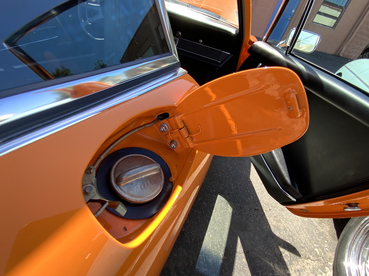 Photo Drain hole at oil filler cap is missing. VIN 9112300505