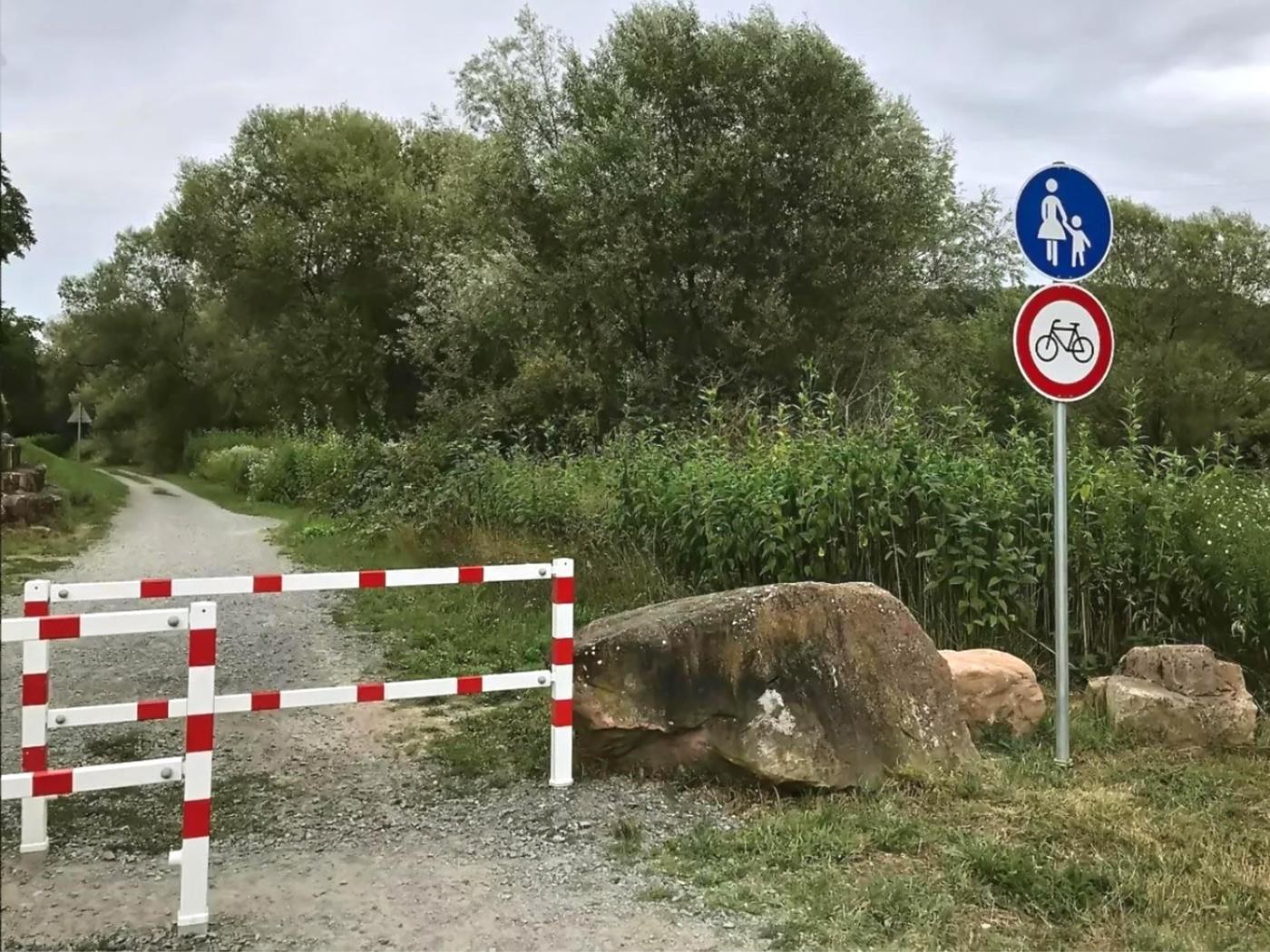 Weg für Radfahrer abgesperrt