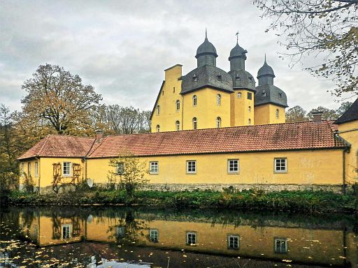 Wassergraben und Schloss