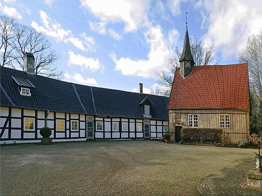 Innenhof mit Kapelle