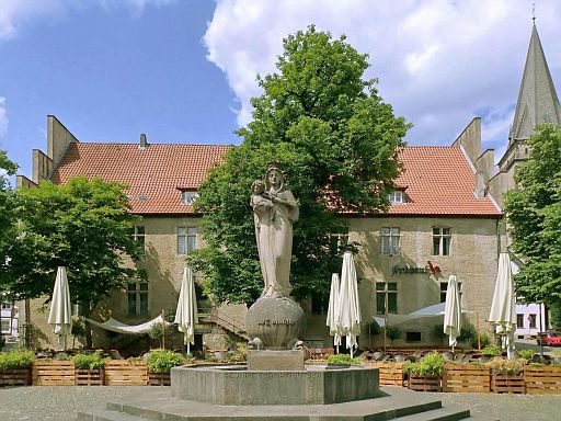 Der Marien-Brunnen vor dem ehemaligen Altstadtrathaus