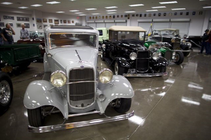Photo Lawson's Garage (18) 1932 FORD'S IN THE GARAGE OR HOT ROD