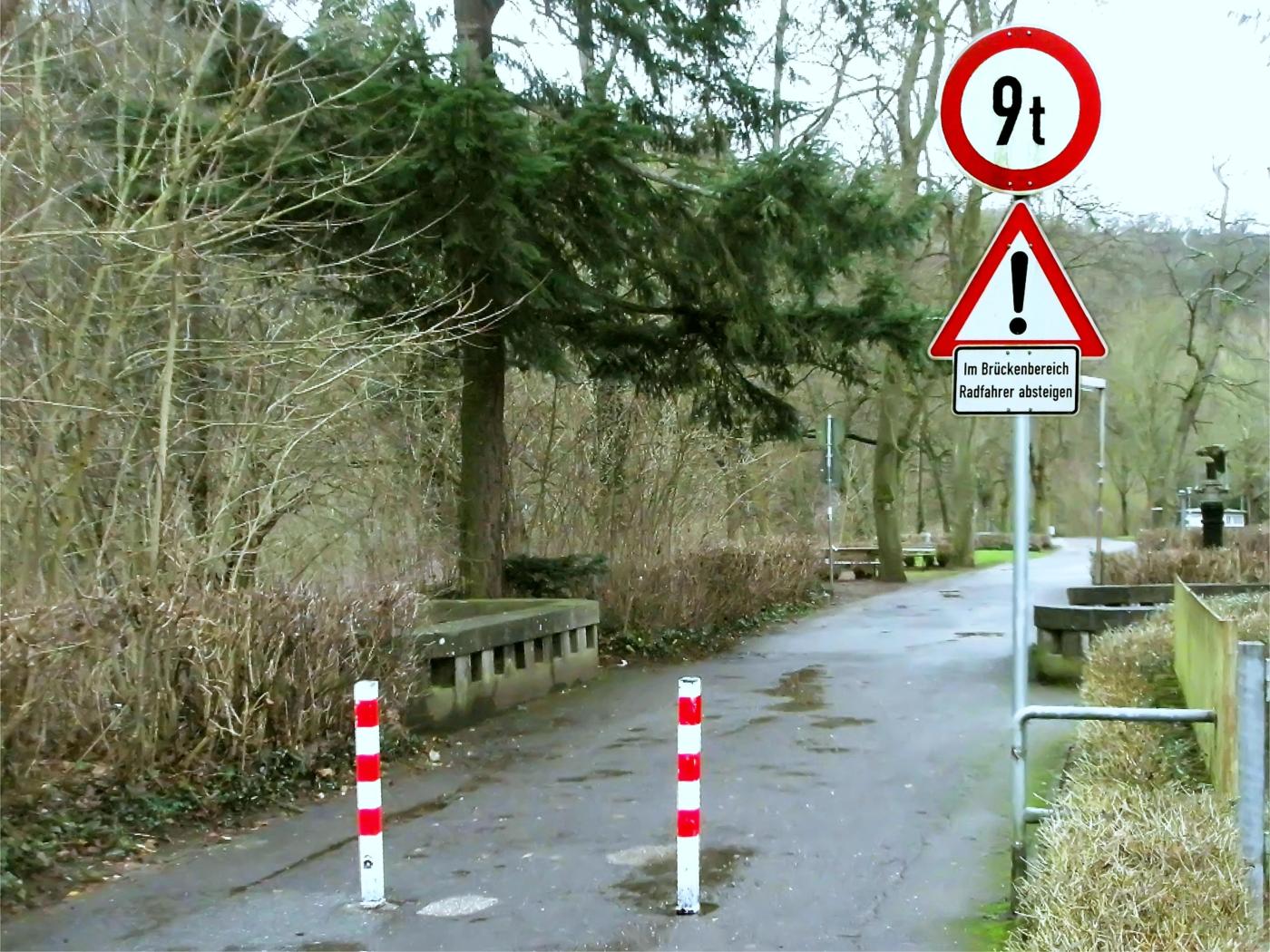 Schwergewichtige Radfahrer im Brückenbereich absteigen!