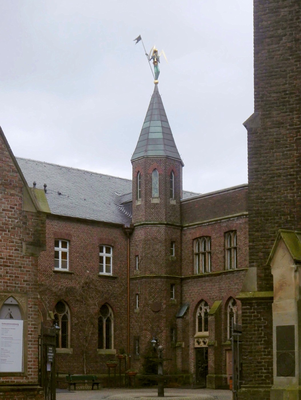 Innenhof zwischen Basilika und Beichtkapelle