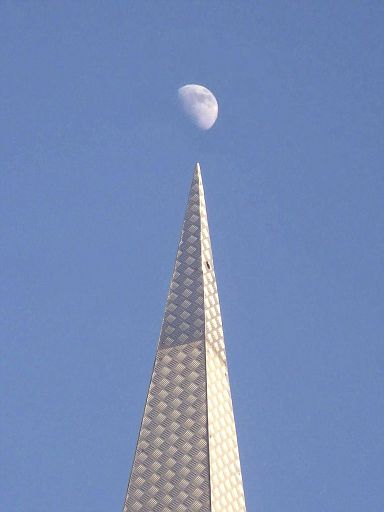 Mond über der Sternenhimmel-Pyramide