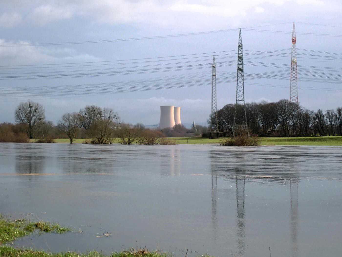 Die Weser mit der KKW-Ruine Grohnde