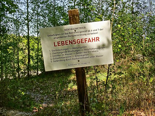 Zahlreiche Warnschilder