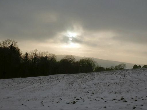 Hinter dicken Wolken