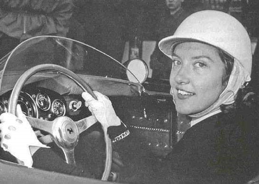 Photo Gilberte Thirion with her Ferrari 500 TR 1 RACE CAR OWNERS